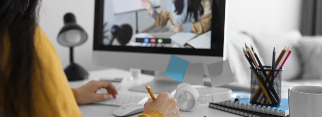 estudiante-en-clase-mirando-curso